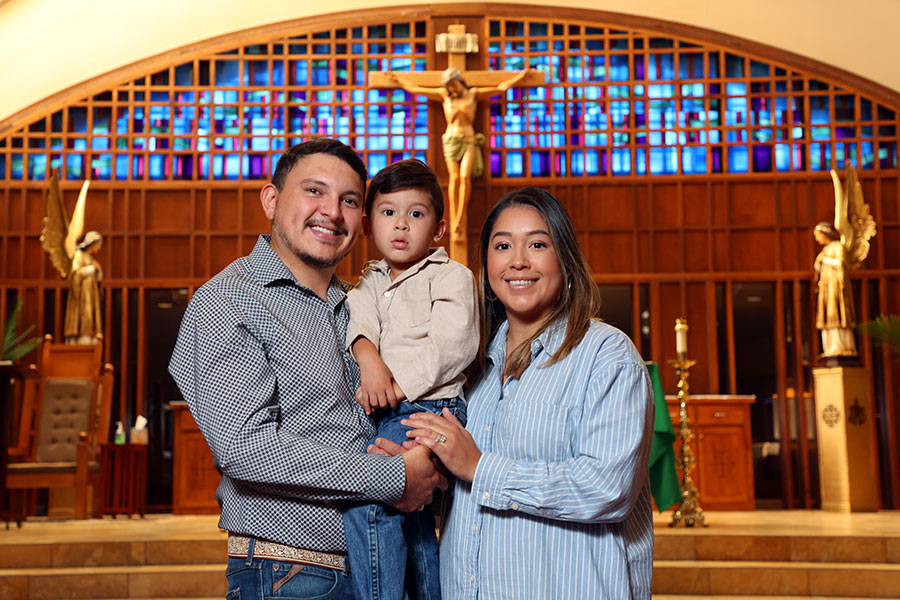 madre, esposo, y hijo afrente de un altar